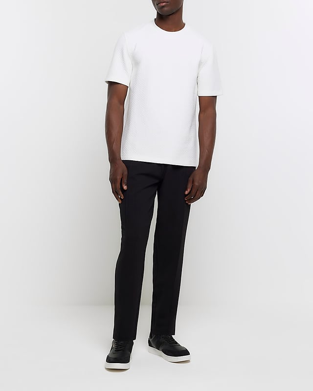 Slim fit, Quilted, Embroidered detail, Crew neckline, Short sleeves
