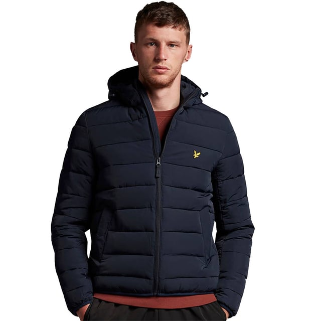 Stay protected from the elements with the Lyle & Scott lightweight puffer jacket. Made from highly durable and soft polyester, and featuring an adjustable hood, this lighter regular-fit puffer jacket is the perfect transitional jacket for navigating any weather.