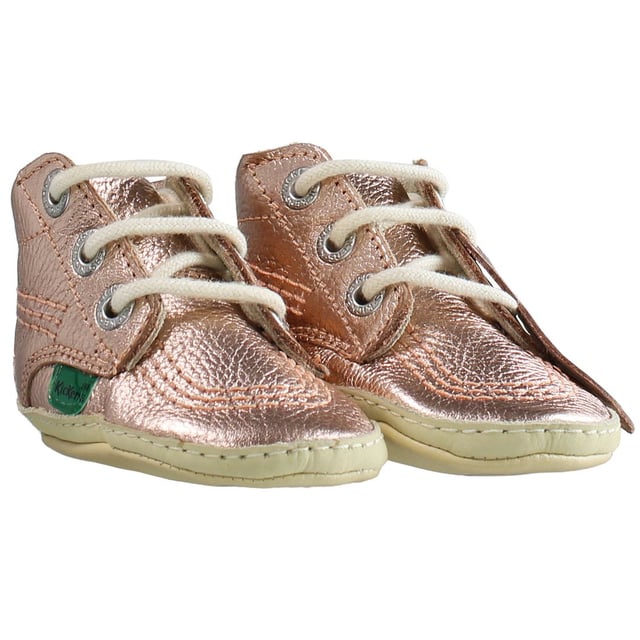 Der Kickers 1st ist ein Kinderwagenschuh aus Vollleder, der weich und schlicht, aber dennoch stilvoll und schützend ist. Der Schnürverschluss bietet eine stützende Passform, die perfekt zum Schutz der kleinen Füße bei den ersten Schritten geeignet ist. Die weiche Sohle macht ihn perfekt für drinnen und draußen. Bequeme Passform