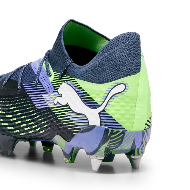 PRODUCTVERHAAL: Spelmakers, sluit je aan bij de FUTURE. Deze schoenen hebben een opnieuw ontworpen bovenwerk dat PWRPRINT en PWRTAPE combineert met extra rekbare brei en zachte dubbele mesh voor een next-generation aanpassende pasvorm. Wanneer je de FUTURE draagt, ben jij de FUTURE. Ga creëren. FUNCTIES EN VOORDELEN: FUZIONFIT360: combineert geavanceerde dubbele mesh, extra rekbare brei, PWRPRINT en 2 lagen PWRTAPE voor een comfortabele, ondersteunende pasvorm en absolute bewegingsvrijheid; PWRTAPE: Gerichte bovenwerkversteviging voor ondersteuning en duurzaamheid; Dynamic Motion System: deze super lichte buitenzool is ontworpen voor bewegingsvrijheid en verbeterde multidirectionele grip dankzij de geavanceerde pinconfiguratie; Het bovenwerk van deze schoen is gemaakt met minstens 20% gerecyclede materialen. DETAILS: FUZIONFIT360 bovenwerk met PWRPRINT en PWRTAPE: voor bewegingsvrijheid en een comfortabele, ondersteunende pasvorm; 3D griptexturen op belangrijke contactzones voor ultieme controle en gevoel; Lichtgewicht uitneembare binnenzool met NanoGrip-technologie voorkomt dat de voet in de schoen glijdt; Micro-geperforeerde hakpadding houdt de hak stevig vast en comfortabel; Dynamic Motion System buitenzool met een combinatie van bladed en conische schroefstiften; Speel met of zonder veters; Regular tot brede pasvorm; MxSG: Mixed/Soft Ground buitenzool. Geschikt voor gebruik op zachte natuurlijke oppervlakken.