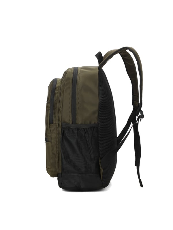 Mochila unisex. El cierre es con cremallera. Los bolsillos internos son uno abierto. Hay tres bolsillos externos con cremallera y dos laterales abiertos. Falta la correa para el hombro. El asa es de tela. Hay un compartimento interno. El material exterior es poliéster. Internamente está forrado en poliéster. Medidas: 30x16,5x40 cm. Producto de moda