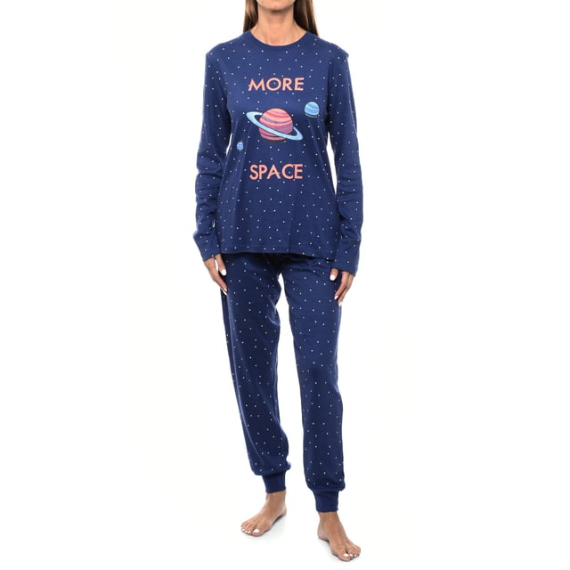 Kisses\u0026Love vinterpyjamas för kvinnor. Vinterpyjamas av högsta kvalitet!\n\n Dampyjamasen kombinerar en långärmad T-shirt med rund halsringning och långbyxor.\n Tillverkad av mjuka och andningsbara material, det garanterar komfort hela natten.\n Perfekt för höst/vinter, detta set erbjuder en perfekt balans mellan stil och komfort för en vilsam natts sömn.\n\n Exklusiv design och en mängd olika tryck: Vinterpyjamasen för damer finns i ett brett utbud av exklusiva mönster och tryck, så att du kan välja mellan olika stilar som speglar din personlighet och smak. Från tryck till ränder, varje pyjamas erbjuder en unik och speciell touch.\n\n Enkel skötsel och hållbarhet: Dampyjamasen är tillverkad av slitstark bomull och är lätt att tvätta i maskin och bibehåller sin mjukhet, färg och form tvätt efter tvätt. Detta enkla underhåll säkerställer att pyjamasen förblir ett favoritplagg i din garderob och erbjuder hållbarhet och praktiska egenskaper över tid, särskilt under de kallare årstiderna.\n\n Vinterpyjamas för kvinnor, den perfekta presenten till mors dag, jubileum, jul, nyår, födelsedag och mycket mer!\n\n Välj stil, kvalitet och komfort med Kisses\u0026Love!\n Sammansättning: 100% bomull\n Skötsel:\n- Tvättas i max temperatur. 30º.\n - Använd inte blekmedel.\n - Använd inte torktumlare.\n - Stryk vid låg temperatur, max. 110º.\n - Får inte kemtvättas.
