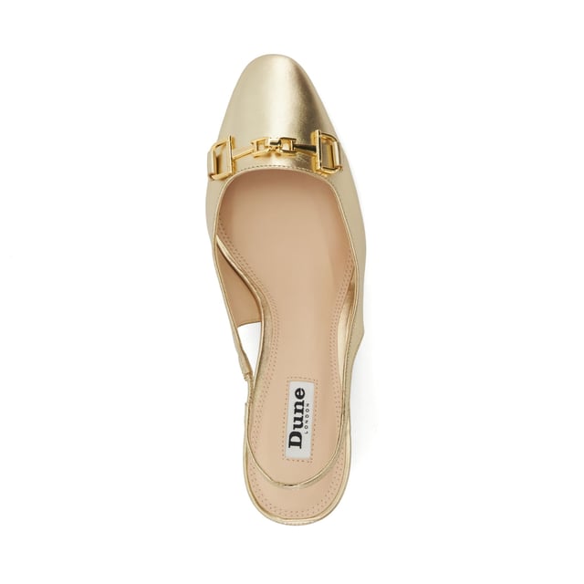 Dune Dames Gedetailleerde - Snaffle-Trim Gehackte Slingback Hakken Onze moeiteloos elegante, tijdloze Detailed slingbacks zijn de perfecte manier om weer terug te keren naar het aankleden. Ontworpen met verschillende afwerkingen, is deze amandelvormige silhouet de belichaming van verfijning, verbeterd met onze op maat gemaakte 'mirror D'-snaffle trim. Geplaatst op een stevige blokhak voor draaggemak en afgewerkt met een elastische band, is deze stijl ideaal voor feestkleding en meer.