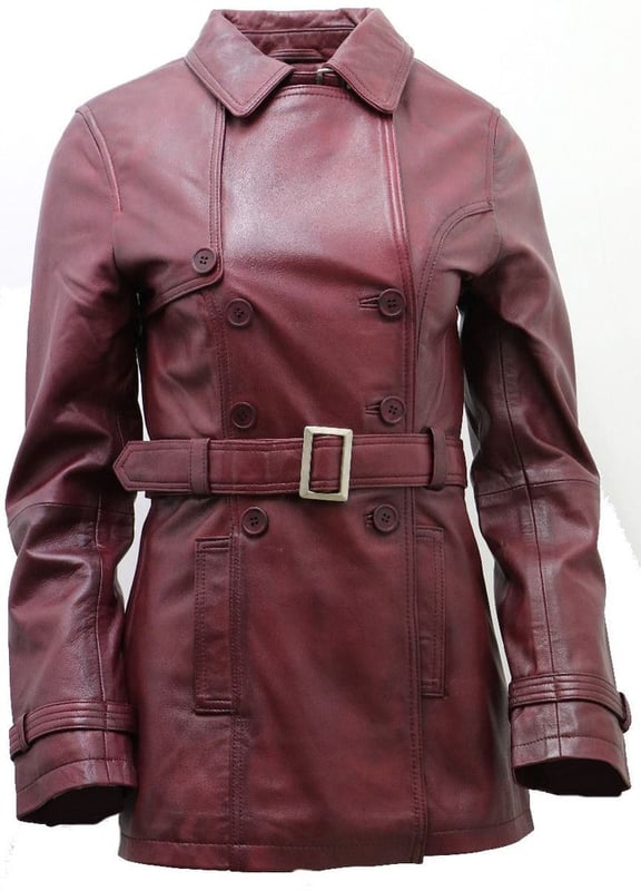 Adéntrate en la elegancia atemporal con nuestra gabardina clásica. Esta obra maestra de doble botonadura muestra las características icónicas que definen el estilo de la gabardina. Su cierre tradicional de tres botones conduce a un cuello con muescas que se puede asegurar con una hebilla, evocando un cuello estilo camisa clásico para mayor calidez. La longitud extendida de la chaqueta proporciona protección adicional contra el frío, lo que la convierte en un elemento esencial del guardarropa de invierno versátil. Elementos clave del diseño: confeccionada con 100% de cuero napa ultra suave de primera calidad para una calidad y comodidad inigualables. Estilo clásico de gabardina con un diseño cruzado y cierre abotonado. El cinturón ajustable y las correas en los puños garantizan un ajuste a medida que complementa tu forma. Cuello con muescas con una hebilla para mayor estilo y calidez. Dos discretos bolsillos calientamanos en la cintura ofrecen un almacenamiento conveniente. Esta gabardina combina sin esfuerzo el estilo atemporal con la funcionalidad, lo que la convierte en un artículo imprescindible para quienes aprecian la moda clásica y la protección contra los elementos. Mejora tu guardarropa con esta pieza icónica.