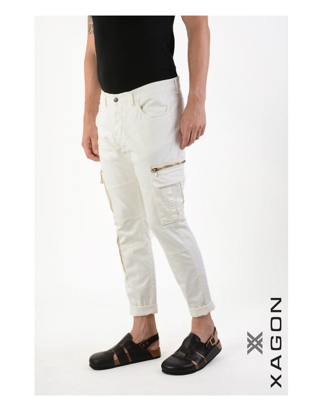 Ajuste a medida - Este corte resalta perfectamente la silueta, proporcionando una apariencia elegante y moderna, ideal tanto para el día a día como para ocasiones especiales.

Abrochadas con botones logotipados - La atención al detalle es visible en cada elemento, y los botones logotipados añaden un toque de lujo y son indicativos de la alta calidad de la fabricación.

Pantalones ligeramente ajustados - Gracias a las piernas ligeramente ajustadas, estos pantalones no solo son elegantes, sino también muy cómodos, lo que hace que combinen bien con diferentes tipos de calzado.

Cintura media - La cintura media asegura comodidad al usarlos y un ajuste perfecto a la figura, independientemente de la situación en la que te encuentres.

Tres bolsillos delanteros, dos traseros - La disposición práctica de los bolsillos permite un almacenamiento conveniente de artículos esenciales, manteniendo al mismo tiempo un aspecto estético.

Tres bolsillos adicionales en las piernas - Los bolsillos adicionales en las piernas aumentan la funcionalidad de los pantalones, ofreciendo más espacio de almacenamiento, lo cual es extremadamente útil en el uso diario.

Hechos de tela de alta calidad - La tela de alta calidad asegura durabilidad y comodidad al usarlos, así como una apariencia elegante que se mantiene durante mucho tiempo.

Producidos en Italia - La producción en Italia garantiza la más alta calidad de fabricación, precisión y atención a cada detalle, lo que es sinónimo de lujo y clase.