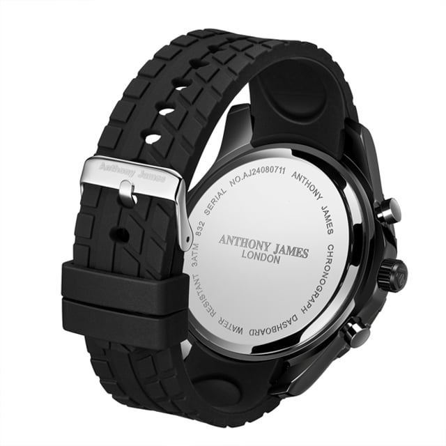 Este reloj de hombre, Anthony James Edición Limitada Chronograph Dashboard White, ensamblado a mano, cuenta con un Movimiento de Cronógrafo de Cuarzo, que hace girar las manecillas luminosas sobre los índices a juego, al mismo tiempo que alimenta los contadores de Segundos, Minutos y 24 Horas del panel de control. Estos se presentan sobre la esfera de un blanco estelar. Rodeando esto, el bisel del Tachímetro coincide con el tema del reloj, permitiendo al portador medir la velocidad de distancia basada en el tiempo y la distancia recorrida. La pulsera de silicona negro pizarra proporciona un atractivo deportivo, y el fondo de caja de acero inoxidable grabado con el logo de Anthony James completa la pieza. Especificaciones del Modelo 
• Movimiento de Cronógrafo de Cuarzo 
• Bisel de Tachímetro 
• Esfera Blanca 
• Caja Negra 
• Manecillas Luminiscentes 
• Contadores de Segundos, Minutos y 24 Horas 
• Pulsera de Silicona Negra 
• Fondo de Caja de Acero Inoxidable Grabado con Logo 
• Caja IP Negra  

• Analógico de 12 Horas 
• Resistente al Agua 30M 
• Vidrio Mineral Resistente a Rayones 
• Garantía de 5 Años 
• Chapado IP Libre de Níquel y Hipoalergénico 

• Dimensiones del Reloj 
• Diámetro de la Caja 47 mm 
• Grosor de la Caja 15 mm 
• Ancho de Asa 22 mm 
• Ancho de Pulsera 22 mm 
• Longitud de Pulsera 200 mm 
• Peso 110 g