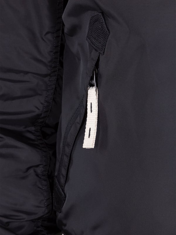 Moderne Bomberjacke mit abnehmbarem Pelzkapuze, gepolstertem Futter und Flugnylon-Außenmaterial. Kontrastnähte; Kragen aus Schafsleder; RBF-Tag; Druck auf dem Ärmel; Bedruckte Manschette. Produktnummer: 143104-03 SCHWARZ