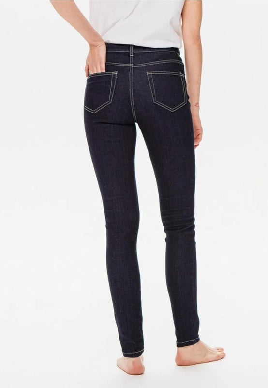 These Dark Blue High Rise Waist jeans include recycled fibers. , Skinny, for a lean and leggy effect. In soft denim. Stretchy. Beltloops. Stud button, metal zip. Metal rivets. A wardrobe favorite!