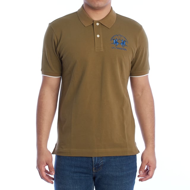 Polo de manga corta para hombre La Martina.

Una pieza clásica con un toque moderno, este polo de La Martina combina comodidad y detalles exclusivos. Diseñado para hombres que valoran la calidad y un estilo casual sofisticado.

Detalles:

- Elaborado en tejido de piqué elástico, que ofrece flexibilidad y transpirabilidad para mayor comodidad.
- Cuello de polo con cierre de dos botones.
- Bordado distintivo de La Martina en el pecho.
- Etiqueta decorativa en la parte posterior.
- Mangas cortas con ribete en contraste.
- Corte de ajuste regular que proporciona una silueta cómoda y favorecedora.

Este polo de La Martina es una pieza esencial para el guardarropa de cualquier hombre. Su diseño clásico, combinado con detalles modernos, lo convierte en una prenda versátil y cómoda, perfecta para destacar con estilo en el día a día.  
Composición: 95% algodón, 5% elastano.  
Cuidado:  
- Lavar a un máximo de 30°C en ciclo delicado.  
- No usar blanqueador ni productos para blanquear.  
- Planchar a baja temperatura, evitando el bordado para no dañarlo.  
- No usar secadora.