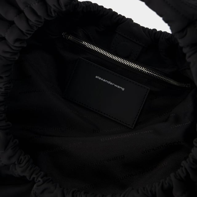 Un asa. Doble asa de transporte. Material: 100% nailon. Forro: nailon. Colores: NEGRO - Negro. Nylon. Cierre: superior abierto. Width: 10. Height: 45. Length: 39.