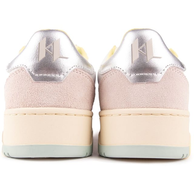Diese Damen Karl Lagerfeld Krew Lace-up-Trainer geben Ihrem Outfit einen Retro-inspirierten Designer-Edge. Die Mode-Sneakers haben die Karl-Logo auf der Seite, bunte Akzente, eine klobige Gummisohle und eine gepolsterte Silber Ferse Kissen mit Branding.