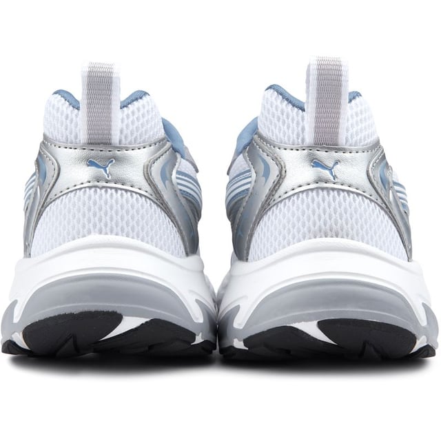 Laufe wild und frei mit dem Puma Morphic. Diese trendigen Turnschuhe für Kinder vereinen Leistung und Stil für den ganzen Tag Spielspaß. Sie sind aus leichtem Nylon-Obermaterial und strapazierfähigen Gummisohlen gefertigt und bieten den Komfort und die Unterstützung, die wachsende Füße benötigen. Die schlanke Silhouette vereint Pumas Lauf-DNA für einen modernen, sportlichen Look. Lass die Fantasie deines Kleinen mit dem Puma Morphic fliegen.