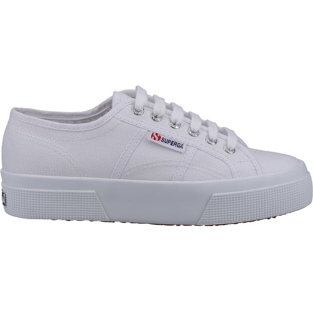 Die Evolution einer Ikone. Diese Superga 2740 Sneaker heben die charakteristische Unisex-Silhouette mit einer 3,5 cm flachen Sohle hervor - ein leichtes und bequemes, schmeichelndes Detail, das der Design-DNA der Marke treu bleibt.