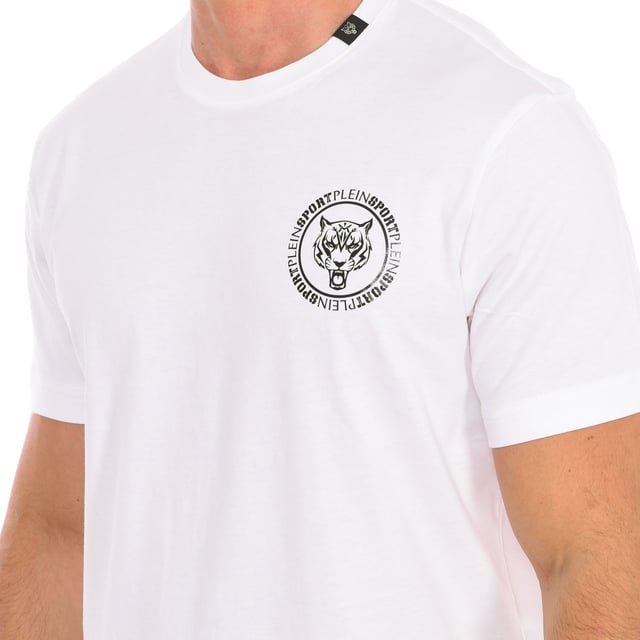 Plein Sport T-Shirt mit kurzen Ärmeln.
 Rundhalsausschnitt mit geripptem Abschluss.
 Markenprint auf der Oberseite der Vorderseite.
 Markeninsignien auf dem Rücken.
 Nähte im Farbton.
 Zusammensetzung: 100% Baumwolle
 Pflege:
Bei maximaler Temperatur von 30º waschen.
 Bei mittlerer Temperatur bügeln.
 Keinen Trockner verwenden.
 Kein Bleichmittel verwenden.
 Nicht chemisch reinigen.