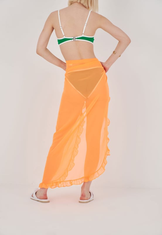 Herita Langer Pareo
-------------------------------------------------------------------
Der Herita Long Pareo ist eine wunderbare Mischung aus Eleganz und Vielseitigkeit, die Ihren Abenteuern am Meer einen Hauch von Luxus verleiht. Mit viel Liebe zum Detail wurde dieser Pareo aus hochwertigem Stoff gefertigt, der anmutig fällt und unendlich viele Stylingmöglichkeiten bietet. Ob als schickes Wickeltuch oder als stilvoller Sarong, der Herita Long Pareo lässt sich mühelos mit Badeanzügen und Strandkleidung kombinieren. Das raffinierte Design und die leuchtenden Farben machen ihn zu einem Blickfang, der sich perfekt zum Entspannen am Pool oder für exotische Ausflüge eignet. Mit dieser unverzichtbaren Ergänzung Ihrer Urlaubsgarderobe können Sie den Reiz des glamourösen Strandvergnügens auskosten.
-------------------------------------------------------------------
Stichpunkte zum Artikel:

* Mühelose Eleganz: Der Herita Long Pareo strahlt mühelose Eleganz aus und unterstreicht Ihren Strandlook mit seinem luxuriösen Fall.
* Vielseitiger Stil: Dieser Pareo kann auf verschiedene Weise gestylt werden, als schickes Wickeltuch oder als stilvoller Sarong.
* Premium Qualität: Mit viel Liebe zum Detail aus hochwertigem Stoff gefertigt, für dauerhaften Komfort und Haltbarkeit.
* Lebendiges Design: Das aufwendige Design und die leuchtenden Farben machen diesen Pareo zu einem herausragenden Stück in Ihrem Strandensemble.
* Schicker Strandbegleiter: Perfekt zum Entspannen am Pool oder für exotische Ausflüge - der Herita Long Pareo verleiht Ihren Strandmomenten einen Hauch von Glamour.
-------------------------------------------------------------------
Qualität und Verwendung:
* Erleben Sie höchste Qualität und Komfort mit dem Herita Long Pareo, der Ihren Strandstil mit seinem luxuriösen Look auf die nächste Stufe hebt.
-------------------------------------------------------------------
Design:
* Der Herita Long Pareo hat ein raffiniertes Design, das die Essenz des luxuriösen Strandvergnügens einfängt und ihn zu einem unverzichtbaren Accessoire für Ihre Urlaubsgarderobe macht.
-------------------------------------------------------------------
Waschanleitung:

* Schonende Handwäsche: Waschen Sie den Pareo mit der Hand in kaltem Wasser und mit einem milden Waschmittel, damit seine leuchtenden Farben und seine Weichheit erhalten bleiben.
* Vermeiden Sie grobe Behandlung: Behandeln Sie den Pareo vorsichtig, um ein Ausfransen und Beschädigen des Gewebes zu vermeiden.
* Nach Gebrauch ausspülen: Spülen Sie den Pareo nach jedem Strandbesuch mit kaltem Wasser aus, um Salz und Sand zu entfernen.
* Flach trocknen: Lassen Sie den Pareo flach trocknen und vermeiden Sie direktes Sonnenlicht, um die Farben zu erhalten.
-------------------------------------------------------------------
Sorgfältig aufbewahren: Falten Sie den Pareo ordentlich und bewahren Sie ihn an einem kühlen, trockenen Ort auf, um Falten zu vermeiden und die Qualität zu erhalten.
Erhöhen Sie Ihre Eleganz am Strand mit dem Herita Long Pareo - ein vielseitiges Accessoire, das Ihrer Strandmodekollektion einen Hauch von Luxus und Stil verleiht und perfekt ist, um am Wasser ein Statement abzugeben.
