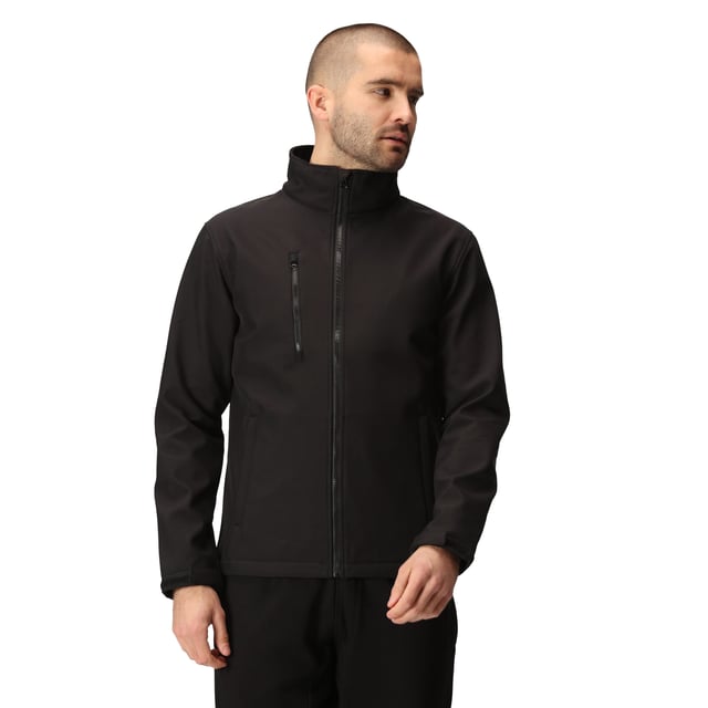 Material: 100% Polyester. Warm gefüttert. Wasserdichte und atmungsaktive, dreilagige Softshell-XPT-Membran. Windabweisende Membran. Langlebiges, wasserabweisendes Finish. 2 Seitentaschen mit Reißverschluss. Brusttasche mit Reißverschluss. Größe (ca Brustumfang): (S): 94-96,5 cm, (M): 99-101,5 cm, (L): 104-106,5 cm, (XL): 109-112 cm, (XXL): 117-122 cm, (3XL): 124,5-129,5 cm.