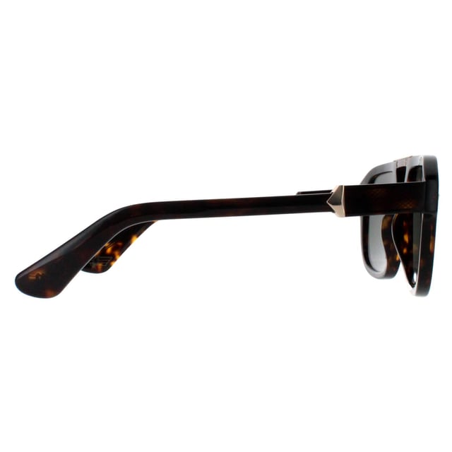 Las gafas de sol Police Square Mens Shiny Dark Havana Green SPLL19 Monument 1 destilan sofisticación moderna con un diseño audaz y geométrico que capta la atención a la vez que proporciona la máxima comodidad. Con una montura ligera, estas gafas de sol mejoran la claridad visual, por lo que son ideales para los días soleados. La distintiva forma angular añade un toque vanguardista, complementado por el icónico logotipo de Police que muestra un compromiso con el estilo y la calidad. Ya sea para ir a la playa o para pasear por la ciudad, las gafas de sol SPLL19 son la combinación perfecta de moda y funcionalidad, y le garantizan un aspecto impecable a la vez que protegen sus ojos.