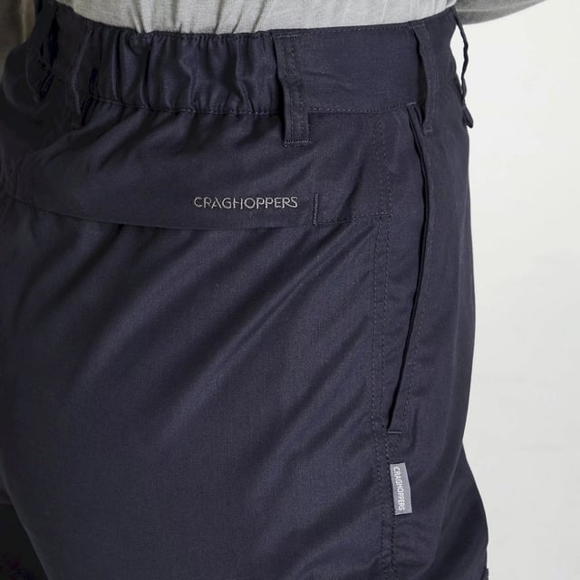 65% Polyester, 35% Katoen. 160 g/m². Ontwerp: Logo. Bevestiging: Knop. Stoftechnologie: anti-insectenbehandeling, DWR afwerking, EcoShield, NosiDefence, PFC vrij, spatwaterdicht.. Riemlussen, Zonbescherming, Ritssluiting. Zakken: 2 zijzakken, 1 opgestikte zak, 1 achterzak. Waistline: Deel Elastiek. Duurzaamheid: Gemaakt van gerecycled materiaal. Zonne-rating: UPF 40+.
