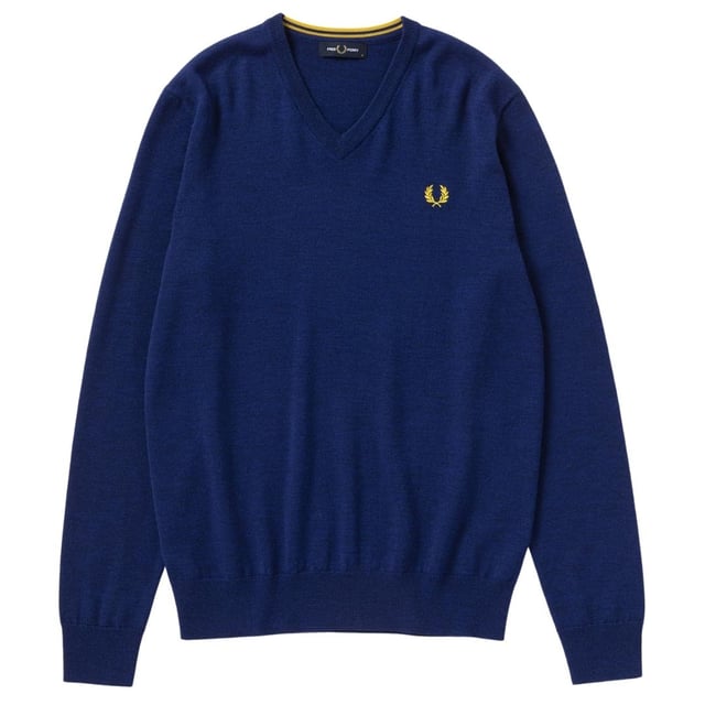 Fred Perry klassiek logo K7600 984 marineblauwe trui. Fred Perry blauwe trui. 100% Wol. Ronde nek. Elastische mouw en zoom. Stijlcode: K7600 984