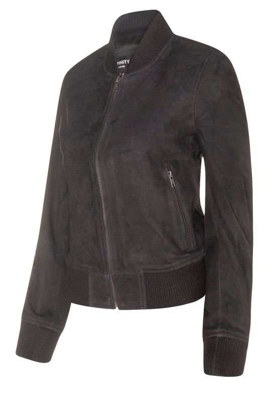 Presentamos nuestra chaqueta universitaria MA-1 de piel de ante de cabra para mujer, una combinación perfecta de estilo deportivo y sofisticado. Fabricada con piel de ante de cabra suave y flexible, esta chaqueta ofrece una textura lujosa y aterciopelada que la distingue. Esto es lo que la convierte en una pieza destacada en tu armario: Piel de ante de cabra flexible: la construcción de piel de ante de cabra suave y flexible proporciona una sensación lujosa y cómoda, lo que la convierte en una excelente opción tanto para el estilo como para la comodidad. Bolsillos funcionales en la cintura: dos bolsillos exteriores en la cintura ofrecen opciones de almacenamiento convenientes para tus elementos esenciales, combinando funcionalidad con moda. Detalles de punto acanalado: el cuello, los puños y el dobladillo de punto acanalado le dan a la chaqueta un aspecto clásico de chaqueta universitaria al tiempo que garantizan una mayor comodidad y un ajuste ceñido. Opciones de color de moda: disponible en dos colores de moda, esta chaqueta permite opciones de estilo versátiles, lo que la hace adecuada para varios atuendos y ocasiones. Cremalleras YKK duraderas: las cremalleras YKK utilizadas en la chaqueta garantizan durabilidad y funcionalidad suave, lo que se suma a la calidad general y la longevidad de la prenda. La chaqueta universitaria MA-1 de cuero de gamuza de cabra para mujer combina sin esfuerzo estilo, comodidad y atractivo atemporal, lo que la convierte en una pieza destacada que complementa su sentido único de la moda y agrega un toque de lujo a su colección.