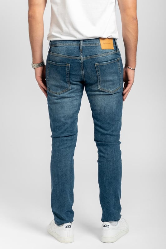 Schmale Jeans von TeeShoppen
Jeans von TeeShoppen, die schick, bequem und stilvoll sind. Jeans sind das ganze Jahr über perfekt und eine offensichtliche Wahl für jedes Outfit. Eine gute und bequeme Jeans kann jeden Look vervollständigen. Die Jeans sind hier in der Farbe Blau abgebildet. Sie brauchen ein Oberteil, das zu Jeans passt? Siehe hier.

Welche Größe haben die Jeans?
Jeans können in 31 verschiedenen Größen ausgewählt werden. Siehe und wählen Sie die Größe unter "Größe". Die Größen sind für Männer angepasst.

Über TeeShoppen
Preis und Qualität müssen nicht immer dasselbe sein, und das wollen wir mit unseren Produkten von TeeShoppen unterstreichen. Unser Sortiment besteht aus verschiedenen coolen Basisartikeln, die in jeden Kleiderschrank passen. Und es ist nicht langweilig, nur weil es Basic ist. Unsere Kleidungsstücke sind so konzipiert, dass sie für eine Vielzahl von Anlässen geeignet sind und gleichzeitig aus hochwertigen Materialien hergestellt werden, die einen hohen Tragekomfort gewährleisten. Suchen Sie einen Ort, an dem Sie zeitlose Kleidung für Männer und Frauen finden? Bei TeeShoppen zahlen Sie nicht für teure Marken und Kosten - nur für Qualität und Service. Wir erweitern ständig unser Sortiment, so dass Sie bei uns immer die neueste Mode kaufen können.
