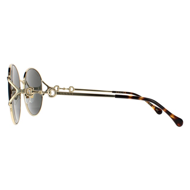 Gucci zonnebrillen GG1017SK 001 Gold Gray zijn een ongelooflijk glamoureus randloos ronde frame. De verstelbare neuskussens en plastic tempeltips zorgen voor een comfortabele de hele dag fit. De tempels geven het Gucci -logo voor merkherkenning