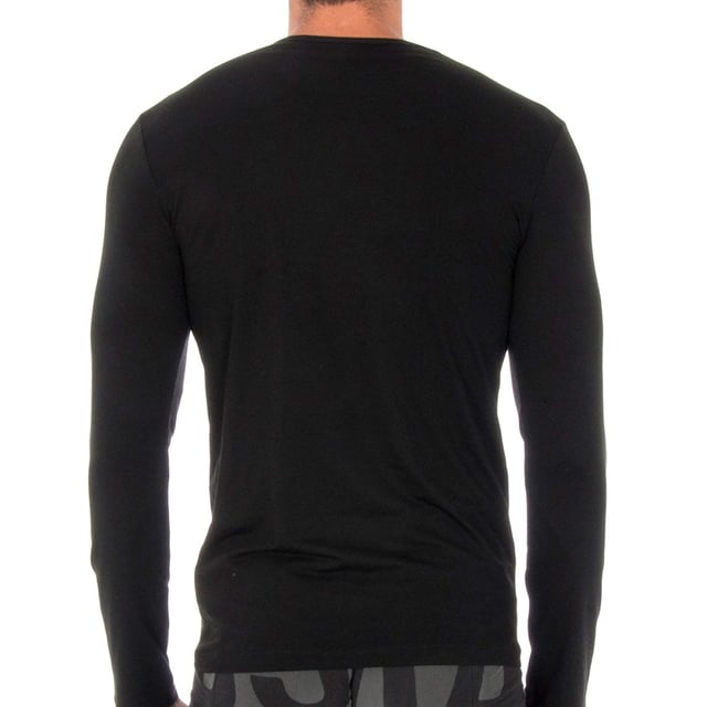 Camiseta Innovación.
Manga larga.
Cuello redondo.
Algodón Termal Tech, que genera y retiene el calor corporal.
Tejido liso, muy suave y cómodo.
Prenda que se ajusta perfectamente al cuerpo.
Etiqueta de tela con el nombre de la marca, en el lateral inferior.
Costuras vistas a tono.
 Composición: 40% Acrílico, 34% Poliéster, 21% Viscosa, 5% Elastano
 Cuidados:
Lavar a mano a temperatura máx. 40º.
No utilizar lejía.
No permite el uso de secadora.
Planchar a temperatura máx. 130º.
No lavar en seco.