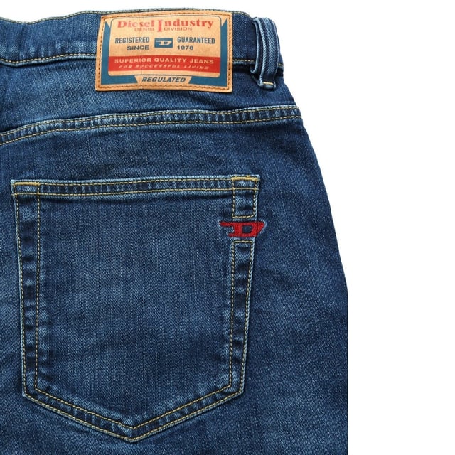 Diesel Blå Jeans, Regular Midja, Tapered Ben, Knapp Gylf, 98% Bomull, 2% Elastan Stretch Denim, Mörk Denim, Stort Logotypmärke, Brunt Märke, Blå Denim