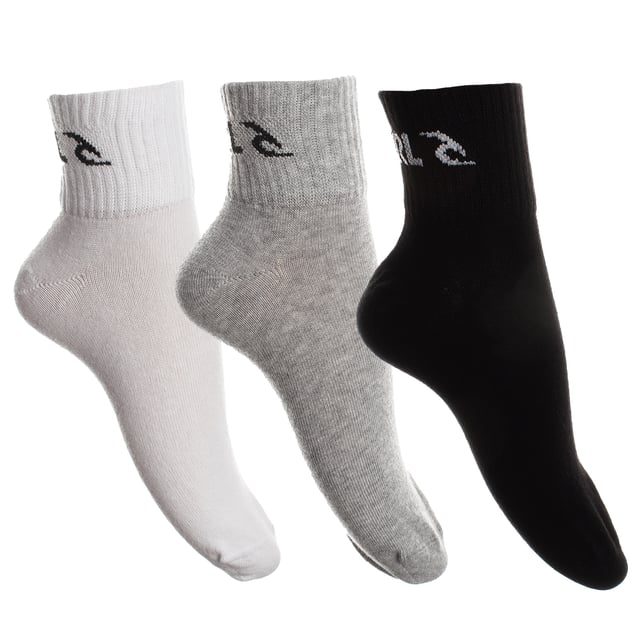 RIP CURL Socken für Herren – Quarter – 3er-Pack Baumwollpaare.

 Verleihen Sie Ihren Tagen Stil und Komfort mit den kurzen (Viertel-)Socken Rip Curl, die für Männer entwickelt wurden, die eine perfekte Kombination aus Funktionalität und Design suchen.

 Dieses Paket enthält drei Paar weiche Baumwollsocken, die jeweils mit den ikonischen Grafikdesigns der Marke verziert sind und die Essenz des Surfens und Abenteuers widerspiegeln.

 Mit einer Länge, die den Knöchel vollständig bedeckt und leicht darüber hinausreicht, bieten diese Socken mehr Halt und Schutz als Knöchelsocken und eignen sich daher perfekt für den täglichen Gebrauch oder sportliche Aktivitäten.

 Das Baumwollgewebe garantiert optimale Atmungsaktivität, während die Verstärkung an den am stärksten beanspruchten Stellen (Ferse und Zehen) für Haltbarkeit und Komfort den ganzen Tag über sorgt.

 Diese RIP CURL-Socken eignen sich ideal zum Kombinieren mit Turnschuhen oder Freizeitschuhen und bieten die perfekte Passform und den perfekten Stil, den Sie für jeden Anlass benötigen.
 Komposition: 64 % Baumwolle, 32 % Polyester, 2 % Polyamide, 2 % Elasthan
 Pflege:
- Maximal bei 30 °C waschen.
 - Verwenden Sie einen Schonwaschgang.
 - Verwenden Sie kein Bleichmittel.
 - Vermeiden Sie den Trockner.