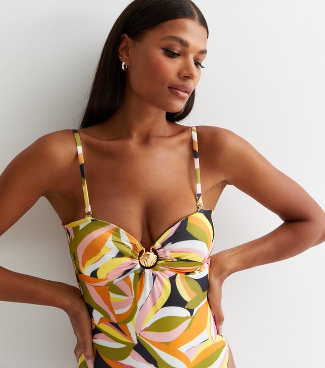 Votre sauveur d'été pour la confiance dans la piscine est le maillot de bain Tropical Palm avec matériel Gold Shell, qui est un ajustement parfait. Conçu pour mettre en valeur votre corps et sculpter vos formes, il est confortablement sans armatures et doté d'une coque dorée.