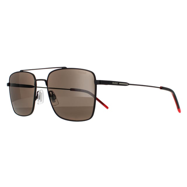 Hugo by Hugo Boss Gafas de sol cuadradas para hombre en negro mate y gris. Las gafas Hugo by Hugo Boss cuentan con un armazón de metal ultralite con un doble puente, almohadillas nasales ajustables y puntas de patilla de plástico para un ajuste cómodo.