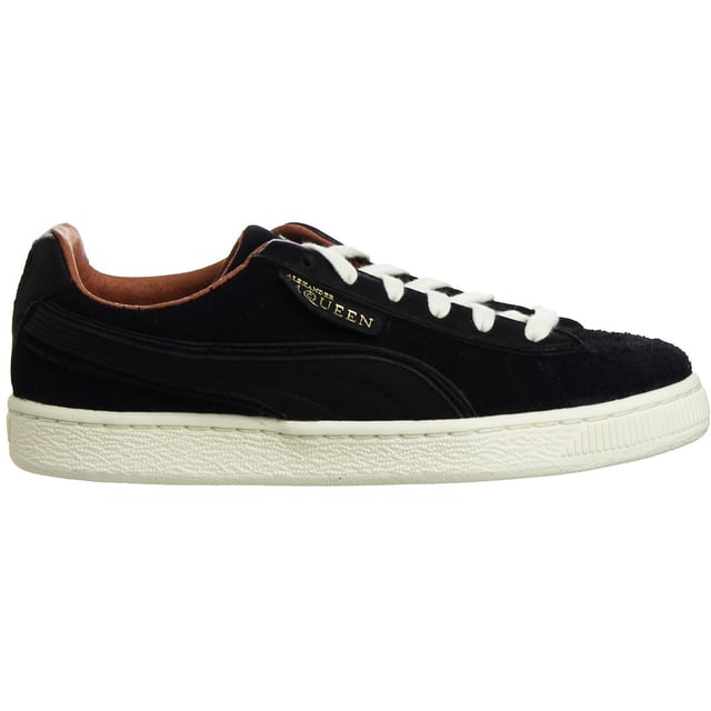 Las Puma AMQ (Alexander McQueen) Men's Black Trainers son un par de zapatillas modernas y de alta gama diseñadas en colaboración con la marca Alexander McQueen. Estas zapatillas son conocidas por su diseño único y elegante, que combina la experiencia en ropa deportiva de Puma con la estética de alta costura de Alexander McQueen.

Características principales:

 Color negro: Estas zapatillas vienen en un elegante color negro, que añade un toque de sofisticación y versatilidad a tu colección de calzado.

 Diseño vanguardista:  Las zapatillas AMQ suelen presentar un diseño vanguardista y a la moda, con detalles únicos, materiales de primera calidad y siluetas distintivas.

 Ajuste cómodo:  A la vez que priorizan el estilo, Puma y Alexander McQueen pretenden ofrecer un ajuste cómodo, incorporando a menudo amortiguación y sujeción para tus pies.

 Construcción duradera:  Estas zapatillas están fabricadas con materiales y artesanía de alta calidad, lo que garantiza que mantengan su calidad con el paso del tiempo.

 Cierre de cordones: El cierre de cordones permite un ajuste seguro y regulable, garantizando que las zapatillas permanezcan cómodamente en su sitio.

 Estilo versátil:  Además de ofrecer un aspecto moderno, estas zapatillas son lo suficientemente versátiles como para llevarlas en ocasiones elegantes o informales.

 Marca Puma y Alexander McQueen:  Las zapatillas suelen llevar la marca Puma y Alexander McQueen, lo que indica la colaboración y la fusión de ropa deportiva y alta costura.

Las zapatillas Puma AMQ para hombre en negro son una pieza única para aquellos que aprecian la moda de vanguardia y las colaboraciones con diseñadores. Estas zapatillas son una opción lujosa y elegante para todo tipo de ocasiones, ya sea para ir a la moda, asistir a eventos exclusivos o simplemente para realzar tus conjuntos informales.