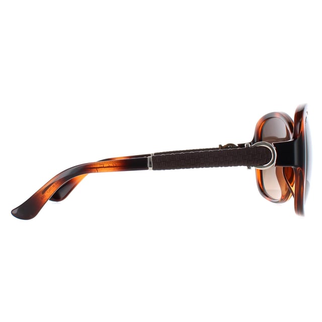 Las gafas de sol Salvatore Ferragamo Butterfly para mujeres en color carey marrón degradado SF744SLA son de estilo mariposa y están elaboradas en acetato ligero. Los brazos anchos y las curvas femeninas garantizan un aspecto elegante. El logo de Salvatore Ferragamo aparece en el interior de las patillas para asegurar la autenticidad de la marca.
