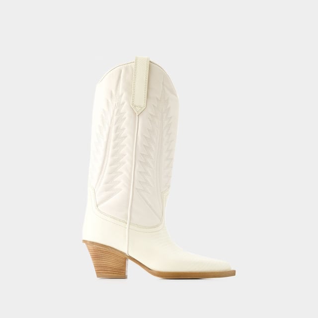 Permítanos presentarle las botas Rosario 60 de Paris Texas, donde la moda de alta gama se une al encanto contemporáneo. Estas botas son una impresionante mezcla de estética lujosa y diseño moderno, que te ofrece una opción sorprendente para mejorar tu colección de calzado. Piensa en las botas Rosario 60 como la pieza central de tu conjunto de moda. Combínalas con una falda midi fluida, un jersey entallado de cuello alto y accesorios de statement para conseguir un look a la última, perfecto para las inauguraciones de galerías o para una noche en la ciudad. Paris Texas Las botas Rosario 60 ejemplifican el compromiso de brand con la excelencia y el estilo, ofreciéndote una opción de calzado excepcional que combina a la perfección la sofisticación clásica con el encanto contemporáneo. Sal con confianza, mostrando tu sensibilidad única por la moda y la cautivadora elegancia de estas botas. Altura del tacón: 6 cm. Colores: Blanco - Hueso. Material principal: piel de becerro repujada en lagarto. Material de la suela: cuero. Material del forro: cuero. Cierre: fácil de poner. Forma de la punta: punta puntiaguda. Ajuste: fiel a la talla - Tallaje: europeo.