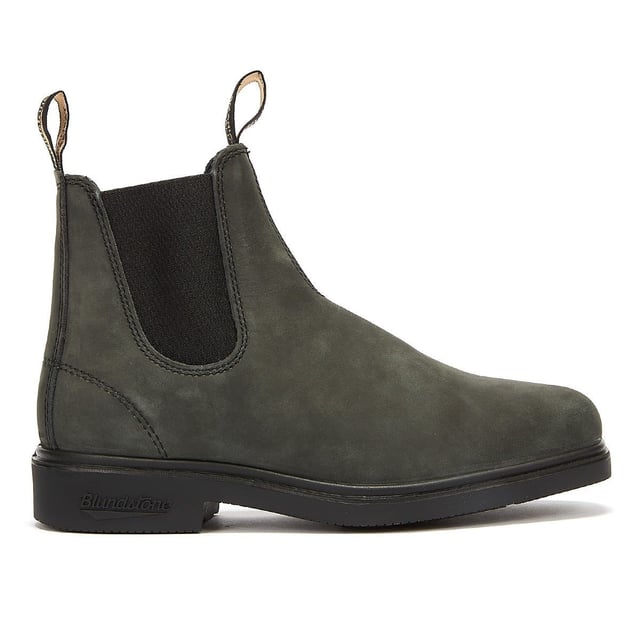 Una combinación de forma, función y comodidad inigualable, las botas Chelsea negras rústicas Blundstone 1306 son las botas ideales para la oficina, el bosque y cualquier otro lugar. Estas botas, confeccionadas en piel nobuck negra rústica de grano completo de primera calidad con un perfil esbelto y una punta cuadrada cincelada, rezuman estilo. Sin embargo, en el fondo siguen siendo botas Blundstone y vienen con el sistema SPS Max Comfort de Blundstone para una excelente absorción de impactos y una comodidad duradera, además de plantillas extraíbles, lo que le permite permanecer cómodo todo el día y garantizar que sus botas Blundstone se vean iguales después de temporadas de uso. Para los días de semana o los fines de semana, informales o formales, estas botas de vestir Chelsea Blundstone 1306 son las botas perfectas sin importar la ocasión. Parte superior de cuero negro de grano completo flexible que se adapta a tus pies mientras los usas Laterales elásticos negros y tiradores icónicos para ponérselos fácilmente La costura doble y el cuero de primera calidad garantizan una durabilidad duradera La suela exterior de TPU altamente duradera garantiza una excelente tracción en todos los terrenos y una durabilidad excepcional Sistema Blundstone SPS Max Comfort y resorte ergonómico en la puntera para una comodidad excelente Entresuela acolchada para comodidad durante todo el día Ligero y cómodo