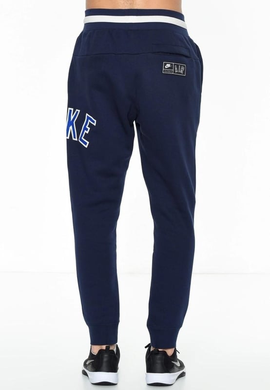 Nike Air Herren-Trainingsanzug-Set mit Reißverschluss in Navy.  
Kapuze mit Kordelzug, Reißverschluss, gestickter Swoosh.   
Gedrucktes Branding, geteilte Känguru-Tasche.   
Gewebter Markenaufnäher, gerippte Bündchen und Saum.  
Elastisches Taillenband.   
Jogger mit elastischem Kordelzug an der Taille.   
Gerippte untere Beinabschlüsse für eine bequeme Passform.