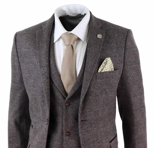 Strak, strak en verfijnd: zie er goed uit met dit premium driedelige pak van bruine tweed. Volg de trends van je Shelby-broer uit de Peaky Blinders-bende met dit retro tweed peaky blinders-pak, gemaakt van een luxe Italiaanse wolmix. Dit pak, compleet met blazer, gilet en broek, zorgt ervoor dat je er altijd verzorgd en verzorgd uitziet, waar je ook gaat, ongeacht de gelegenheid of het evenement. Dit vintage tweedpak, een al lang bestaand mode-icoon uit de 19e eeuw, is een perfecte aanvulling op de garderobe van elke man.