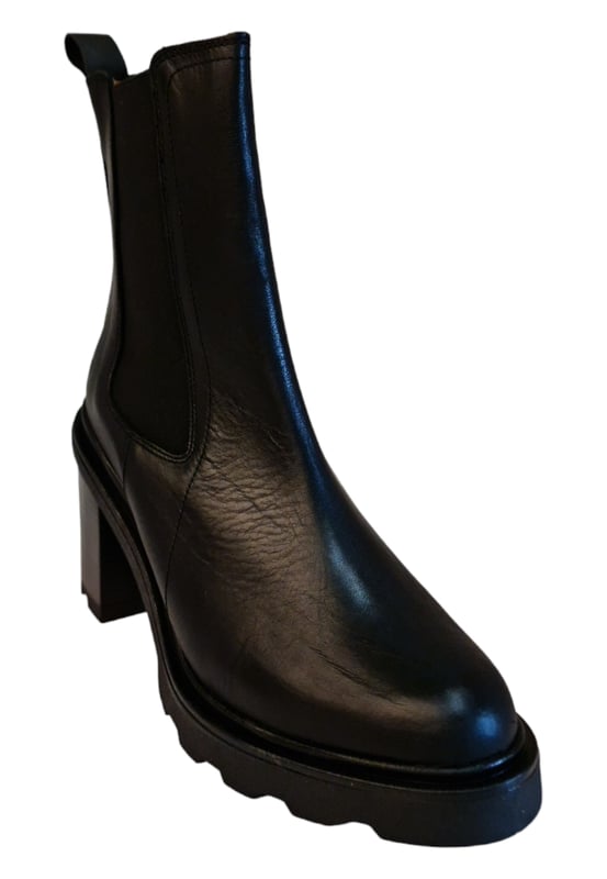 Botin liso de plataforma con elastico en los laterales , suela de taco antideslizante