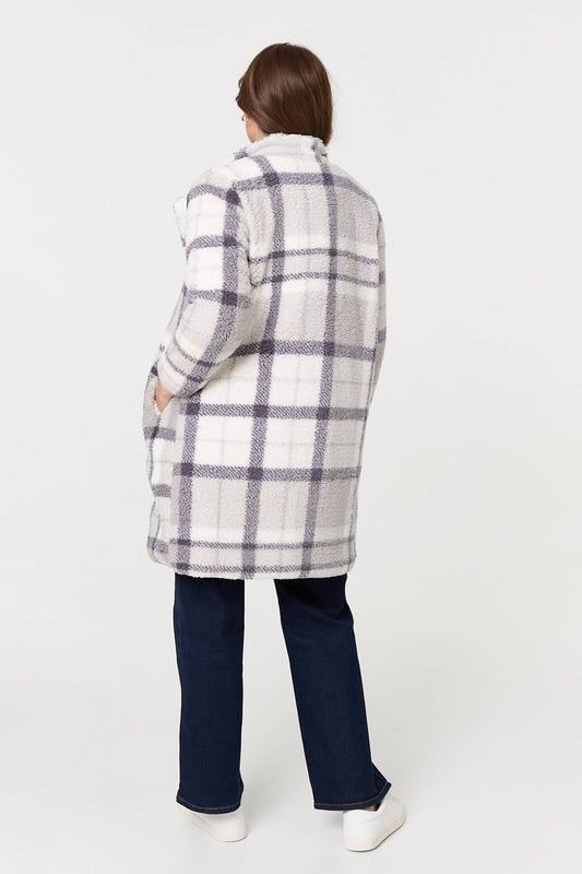 Cosy up this season in this relaxed teddy jacket. It has a boxy fit with a thigh length hem, buttons and a wide lapel collar. It even has pockets that will keep your hands warm on a chilly day. Throw it on over any look - formal, professional and casual outfits will all look sleek with this jacket.