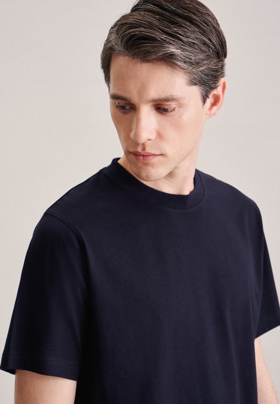 Moderner Schnitt: Das T-Shirt von Seidensticker aus der "SMART CASUAL" Kollektion erweitert Ihre Garderobe um einen hochwertigen Look, der den Geist der Zeit trifft. Es ist ein vielseitiger Klassiker, der sich ideal für Büro, Homeoffice, Veranstaltungen oder Freizeit eignet und überall überzeugt. Die Webart Plain Knitted Jersey aus 100% Baumwolle ist hochwertig verarbeitet, was sie zur perfekten Leinwand für Ihre individuellen Kombinationen macht. Das Uni-Muster macht es zu einem absoluten Must-have. Sowohl klassisch als auch modern zeigt sich das T-Shirt, das durch seine geradlinige Gestaltung vielseitig kombinierbar ist. Bei schönem warmen Wetter ist dieses Kurzarm-T-Shirt eine gute Wahl. Besonders unterstrichen wird der smarte Charakter durch einen Rundhals-Ausschnitt.