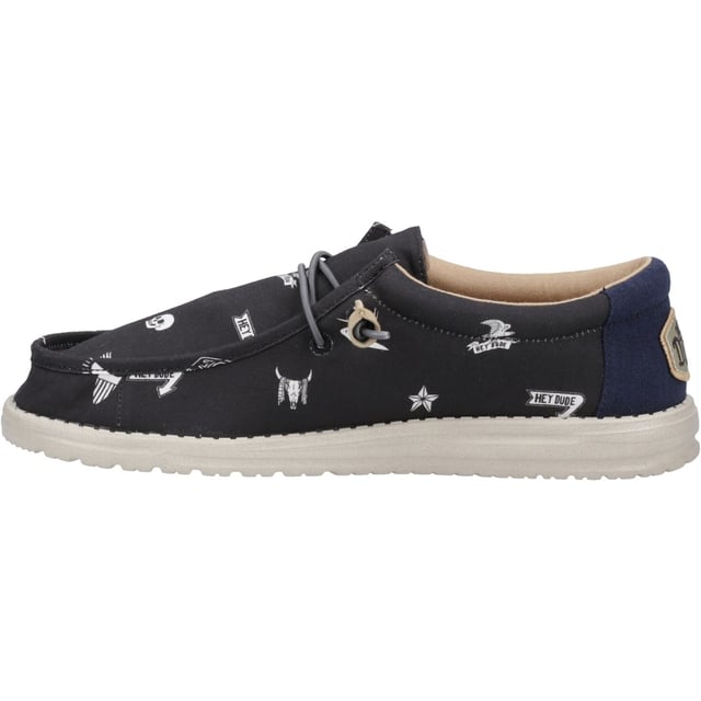 Punk goes comfy in all the right ways with the Wally Stars n Skulls Print. A supportive kick with foam underfoot, embroidered logo patch on the heel,  and free-spirited style.