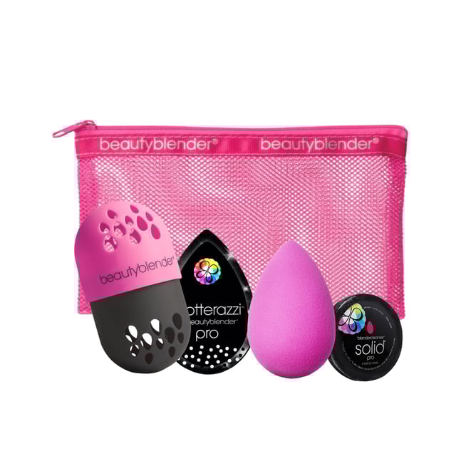 Wees de ultieme make-up pro met deze Make Me A Pro-set die alle benodigdheden van Beautyblender bevat voor de gewenste make-uplook. Waaronder de Beauytblender Original, die is gemaakt van het exclusieve aqua-activated schuim. Dit superzachte, latexvrije schuim mengt make-up snel voor een gemakkelijke applicatie en een huidachtige finish. De zachte maar effectieve Blendercleanser Solid (in een schattig mini-reisformaat!) Helpt je Beautyblender schoon en in de hoge prestatiemodus te houden! Na het schoonmaken kun je je Beautyblender opbergen in de Blender Defender, de perfecte partner voor je spons. En maak je geen zorgen over vette huidmomenten, want we hebben je gedekt met de Blotterazzi. Een herbruikbaar alternatief voor traditioneel vloeipapier.
Blender Defender Deze draagbare onbreekbare hoes maakt het opbergen of meenemen van uw Beautyblender ultragemakkelijk en beschermt hem tegen vuil en ziektekiemen.
Blotterazzi Pro Gevormd om in alle contouren van het gezicht te passen Blotterazzi is het herbruikbare alternatief voor traditioneel vloeipapier.
Beautyblender Original Krijg een onberispelijke blend met de bekroonde, eersteklas randloze, herbruikbare, high-definition cosmetische sponsapplicator, in klassiek roze.
Blendercleanser Mini Solid Pro 16gr Een best verkopende reiniger met houtskool voor uitzonderlijke reinigingsresultaten om al je make-upsponzen en -borstels effectief te reinigen.
Blender verdediger
Deze draagbare onbreekbare hoes maakt het supergemakkelijk om je Beautyblender onderweg op te bergen of mee te nemen en beschermt hem tegen vuil en ziektekiemen.
Blotterazzi Pro
Blotterazzi is gevormd om alle contouren van het gezicht te passen en is het herbruikbare alternatief voor traditioneel vloeipapier.
Beautyblender origineel
Krijg een onberispelijke blend met de bekroonde, eersteklas randloze, herbruikbare, high-definition cosmetische sponsapplicator, in klassiek roze.
Blenderreiniger Mini Solid Pro 16gr
Een best verkopende reiniger met houtskool voor uitzonderlijke reinigingsresultaten om al je make-upsponzen en -borstels effectief te reinigen.