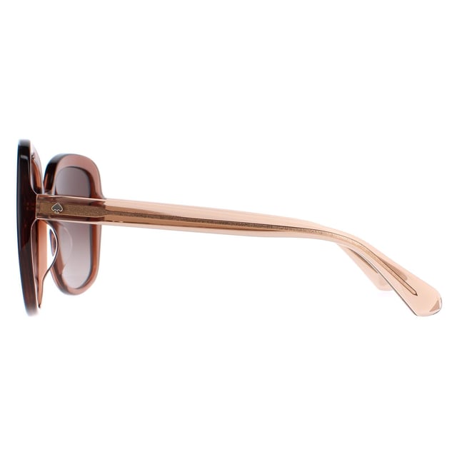 De Kate Spade Wenona/G/S 09Q HA bruine zonnebril met kleurverloop heeft een gestroomlijnd vierkant montuur gemaakt van lichtgewicht acetaat. Of je nu langs het strand wandelt of door de straten van de stad navigeert, deze zonnebril is een perfecte metgezel voor elke gelegenheid. Het logo van Kate Spade staat op de poten voor de authenticiteit van het merk.