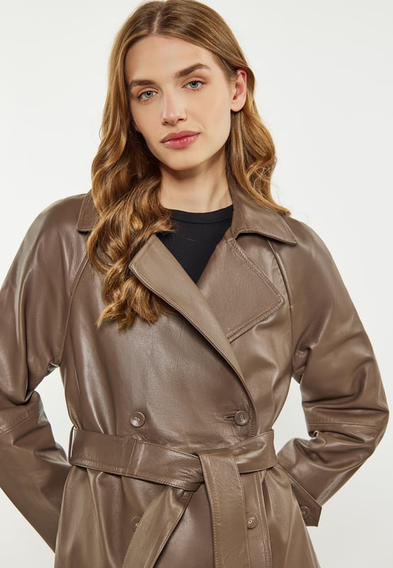 Omarm klassieke elegantie met deze trenchcoat met dubbele rij knopen, een stijlvolle reverskraag en lange mouwen. Het is gemaakt van luxueus lamsleer en heeft strakke lijnen en vintage charme. De taille met riem zorgt voor een getailleerd silhouet, terwijl raglanmouwen voor comfort zorgen. Dit tijdloze exemplaar is perfect voor wie verfijnde mode op prijs stelt.  Jas