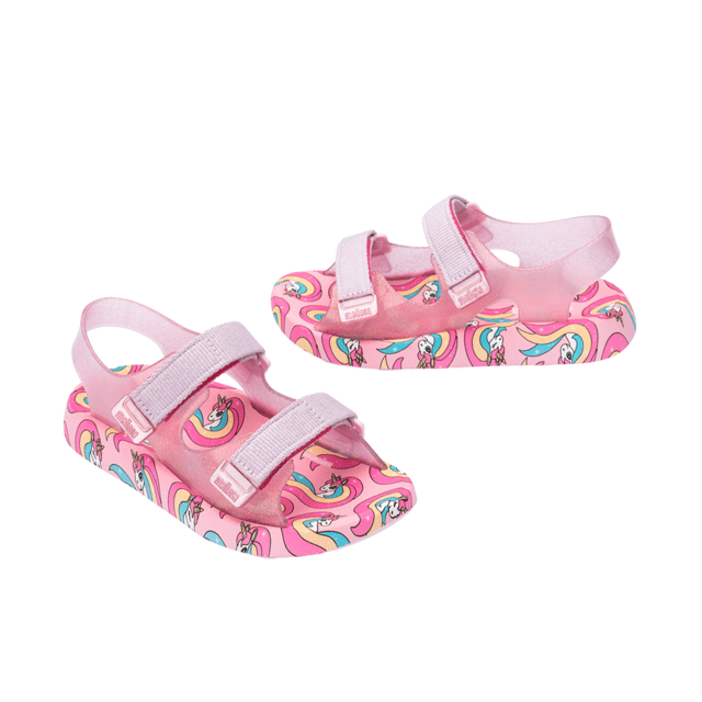 As the name suggests, Melissa Mix combines the comfort characteristic of papetes with the height and style of mini platforms through a contemporary and colorful design. The stability and comfort when walking make it the ideal model for adventures at school or in space.