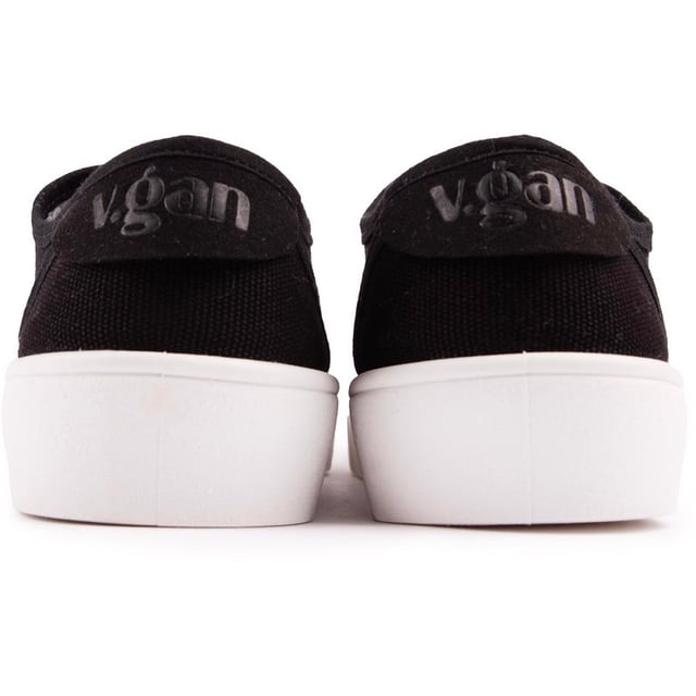 Abrace la moda con conciencia y siga el camino vegano con estas zapatillas de deporte Vegan Olive Pump de V.GAN. El clásico. La zapatilla informal de estilo urbano está aprobada por PETA y cuenta con material reciclado. Materiales sostenibles y de origen ético. terminado con el elegante logo V.GAN y ojales de metal plateado. Esto es ético. Moda vegana en su máxima expresión.