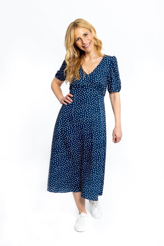 Este vestido elegante y bonito es ligero, con una falda fruncida, escote en V y mangas cortas que favorecen la figura. Margot tiene detalles de botones cubiertos para darle un toque especial. Su estampado de lunares blanco y azul marino es un clásico para tu armario.

97% Poliéster, 3% Elastano

Lavado a máquina a 30°