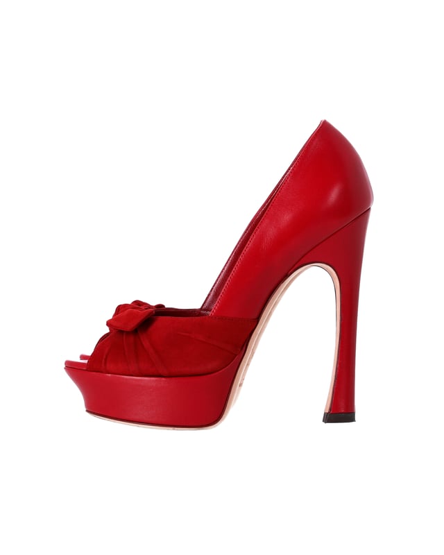 VINTAGE, RRP AS NEW
Make a bold statement with the Yves Saint Laurent Palais 105 Bow Pumps in Red Leather. Crafted from high-quality red leather, these pumps exude confidence and sophistication. The iconic bow detailing on the front adds a feminine and playful touch. With a 105mm heel height, these pumps provide a stunning lift and elongate the legs. 
*with dust bag

Yves Saint Laurent Palais 105 Bow Pumps in Red Leather
Material: Leather
Size: EU36
Condition: Good
Sign of wear: Moderate wear throughout
SKU: 356342