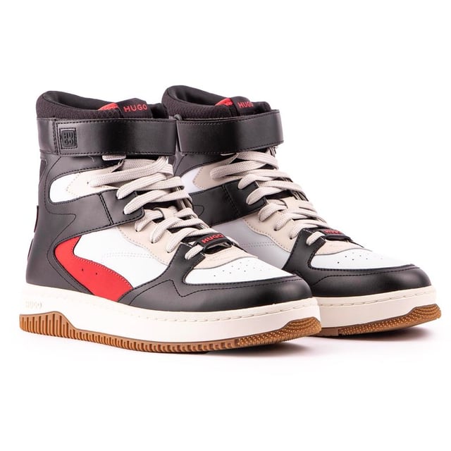 Hugo Kilian Hito Entrenadores El equilibrio definitivo entre deporte y estilo. Aquí tienes un par de zapatillas deportivas para hombre en blanco y negro de HUGO. con detalles en rojo. un contemporaneo. Aspecto fresco de diseñador y vibraciones retro del béisbol. Esta cómodo. Zapato de moda urbana con la marca distintiva y las cualidades de Kilian Hito.