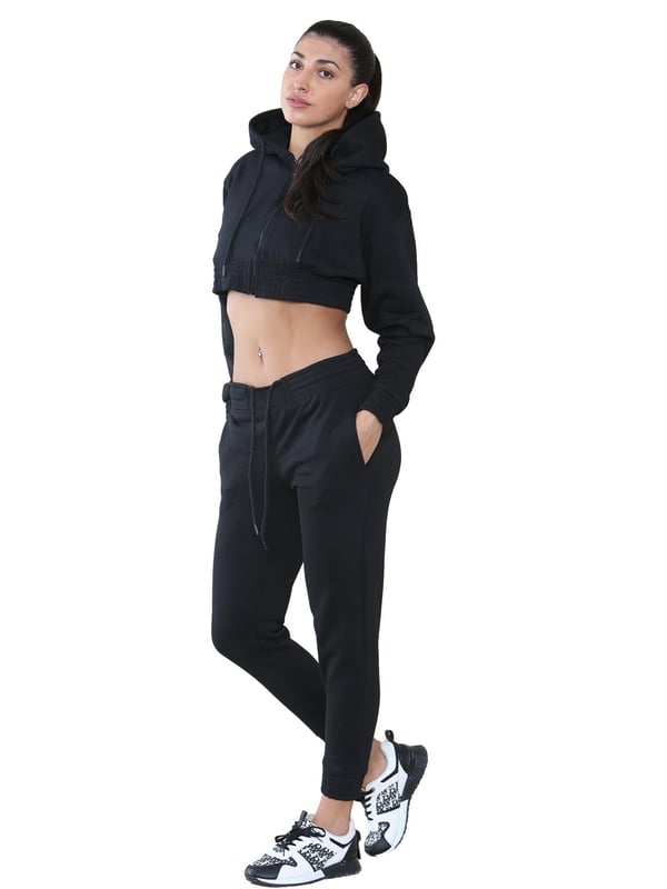 Erlebe ultimativen Komfort und Stil mit unserem Kruze Damen-Crop-Trainingsanzug. Bleibe modisch mit einem regulär geschnittenen, kurz geschnittenen Zip-Hoodie und geripptem Bund sowie Ärmeln. Das weiche Fleece-Futter verleiht einen Hauch von Luxus, während der elastische Bund und die gerippten Knöchelbündchen für einen sicheren Sitz sorgen. Perfekt für jede legere Gelegenheit, werden unsere Jogginghosen dich fantastisch aussehen und fühlen lassen. Verpasse nicht dieses unverzichtbare Set!